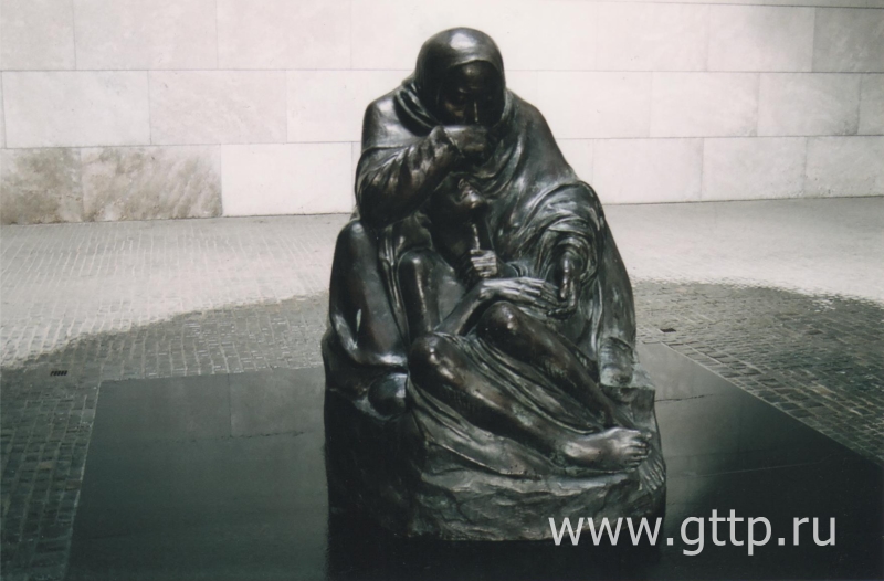 Скульптура немецкой художницы Кете Кольвиц (1867 – 1945) «Мать с погибшим сыном» («Пьета») в Берлине. Фото Галины Филимоновой. 