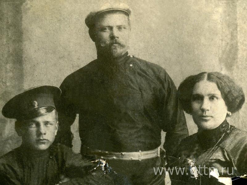 Василий Иванович Виноградов с семьей