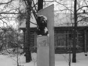 Памятник Чехову в деревне Белой, фото Дмитрия Соколова