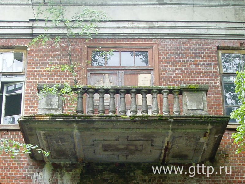 Балкон главного корпуса, фасад школы-колонии в посёлке Волжском, фото Галины Филимоновой. 