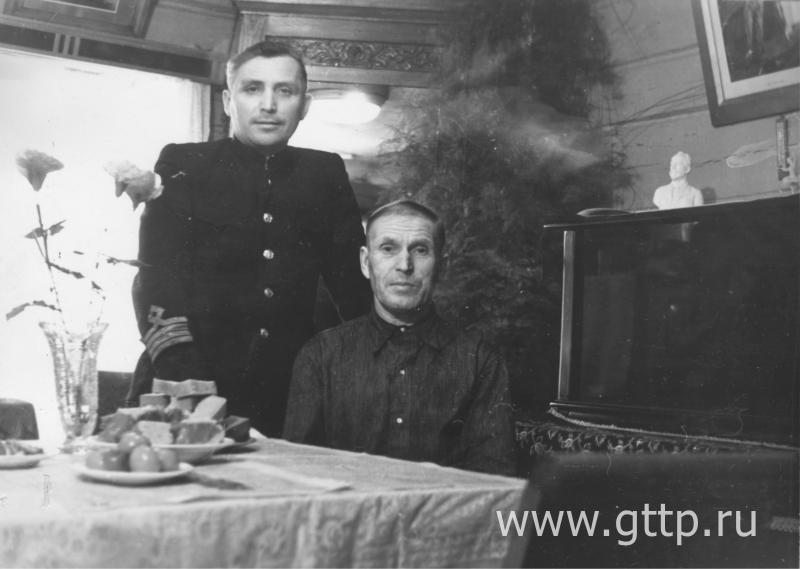 Фёдор Павлычев (стоит) и его отец Алексей Павлычев. Фото предоставлено Русланом Филатовым.