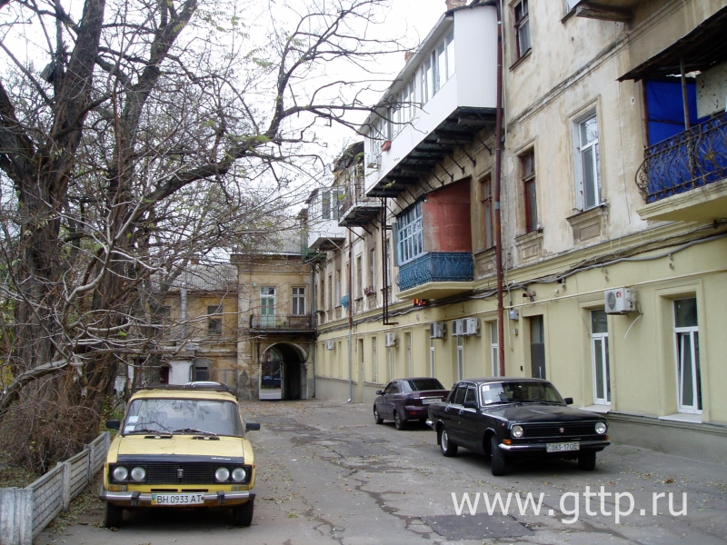 Уходящая во двор часть дома № 10 по Софиевской улице в Одессе, фото Галины Филимоновой. 