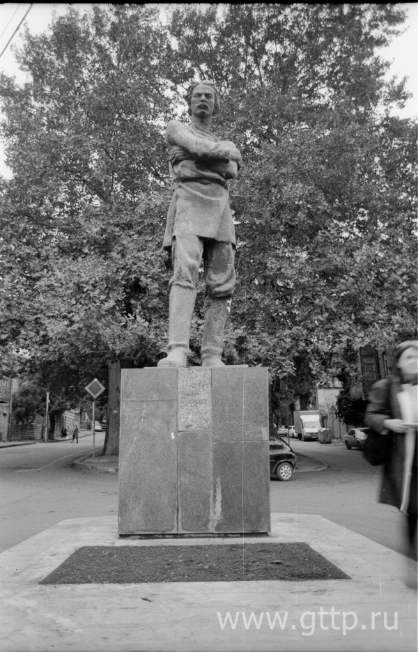 Памятник Максиму Горькому в Тбилиси. Фото Дмитрия Соколова.