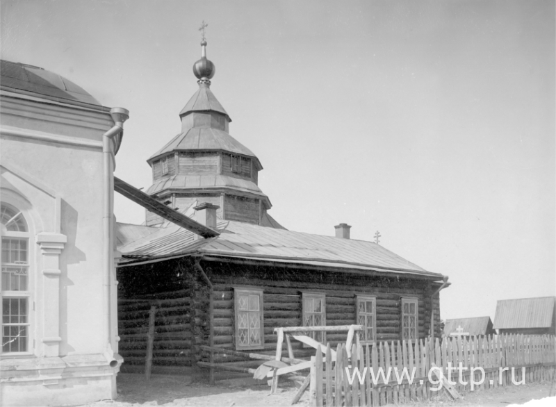 Деревянная Успенская церковь и каменная Троицкая церковь в селе Чудь, 1912 год.