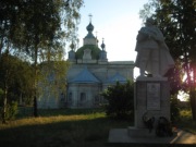 Памятник погибшим воинам и Покровская церковь в селе Кичанзино Арзамасского района, фото Владимира Бакунина