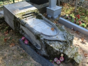 Старинное надгробие на кладбище в Желнино, фото Галины Филимоновой