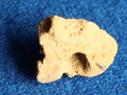 Фрагмент древней ямочно-зубчатой (ямочно-гребенчатой) керамики – артефакт из коллекции памятника археологии «Чудская стоянка», хранящейся в НГИАМЗе, фото Галины Филимоновой
