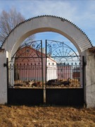 Ограда с воротами Троицкой церкви в Досчатом, фото Натальи Листвиной