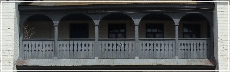 Аркада балкона усадьбы Нейдгартов, фото Веры Звездовой